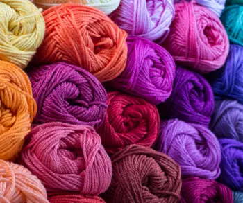 does knit or crochet use more yarn