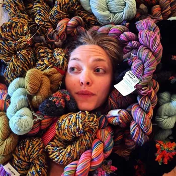 amanda seyfried crocheting