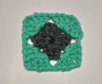 How to crochet a granny square