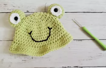 Crochet frog bucket hat