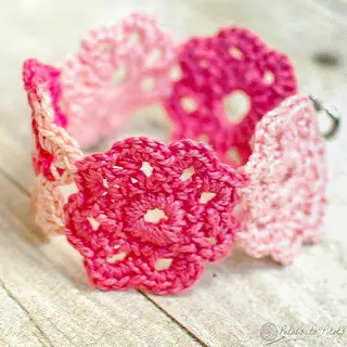 crochet pattern of flowers